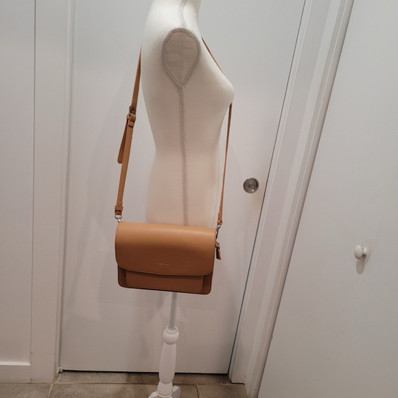 Pixie Mood Zoe Crossbody bag purse Honey color. Premium vegan leather Smoke free - Picture 3 of 12